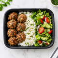 Albóndigas de Carne Molida con Arroz y Ensalada Verde Fresca